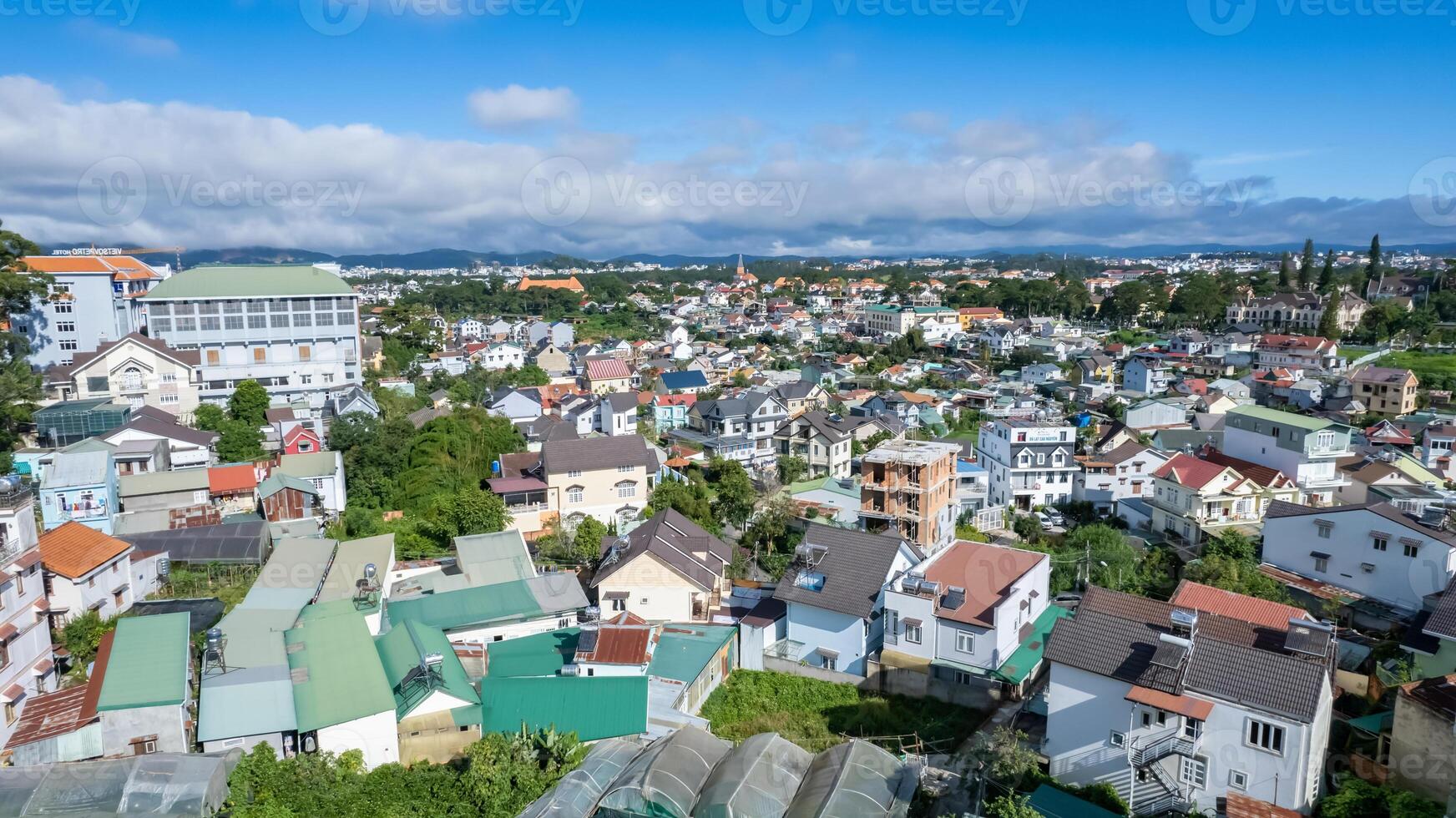 hög vinkel se från Drönare av dalat stad på vietnam foto