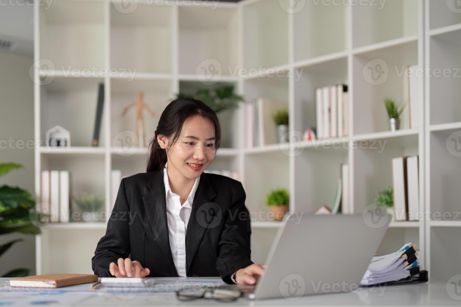 ung företag kvinna asiatisk eller anställd bokföring bokföring dokument kontroll finansiell data eller marknadsföring Rapportera arbetssätt i kontor med bärbar dator. pappersarbete förvaltning foto