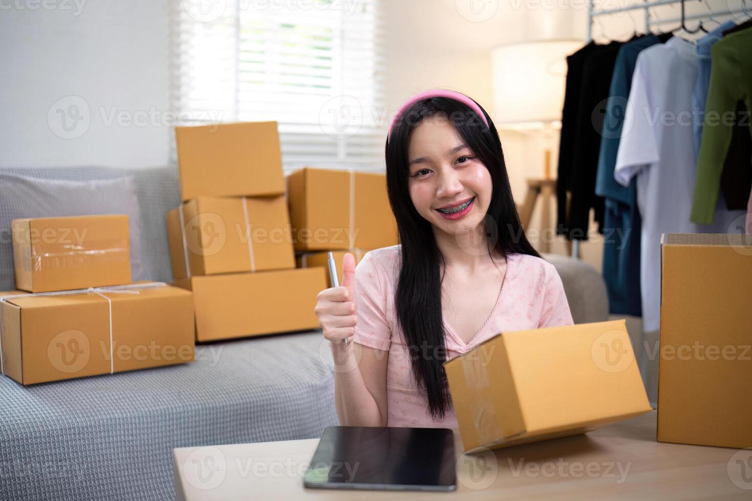 kvinna asiatisk i ett uppkopplad Lagra kolla upp de kund adress och paket information på de bärbar dator. uppkopplad handla begrepp foto