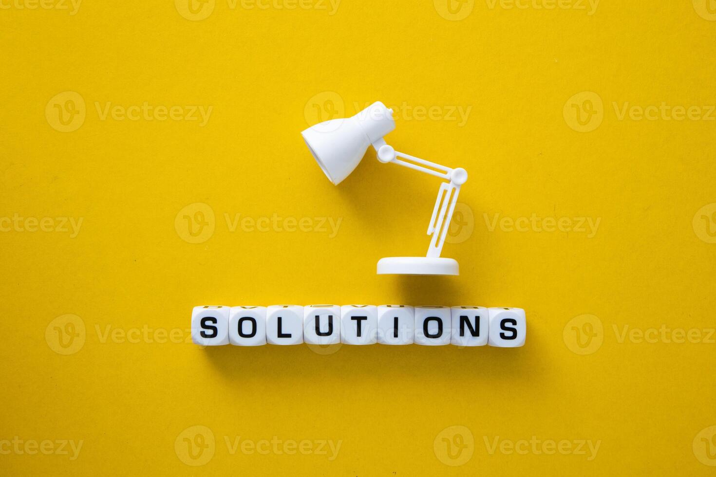 företag begrepp. block med ord "lösningar" foto