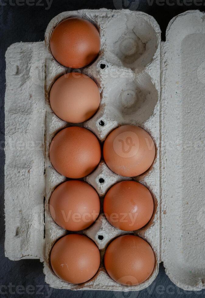 färsk kyckling ägg i en papper bricka på de tabell, selektiv fokus foto