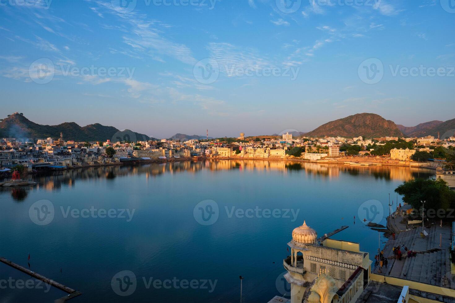 se av känd indisk helig stad pushkar med pushkar ghats. rajasthan, Indien foto