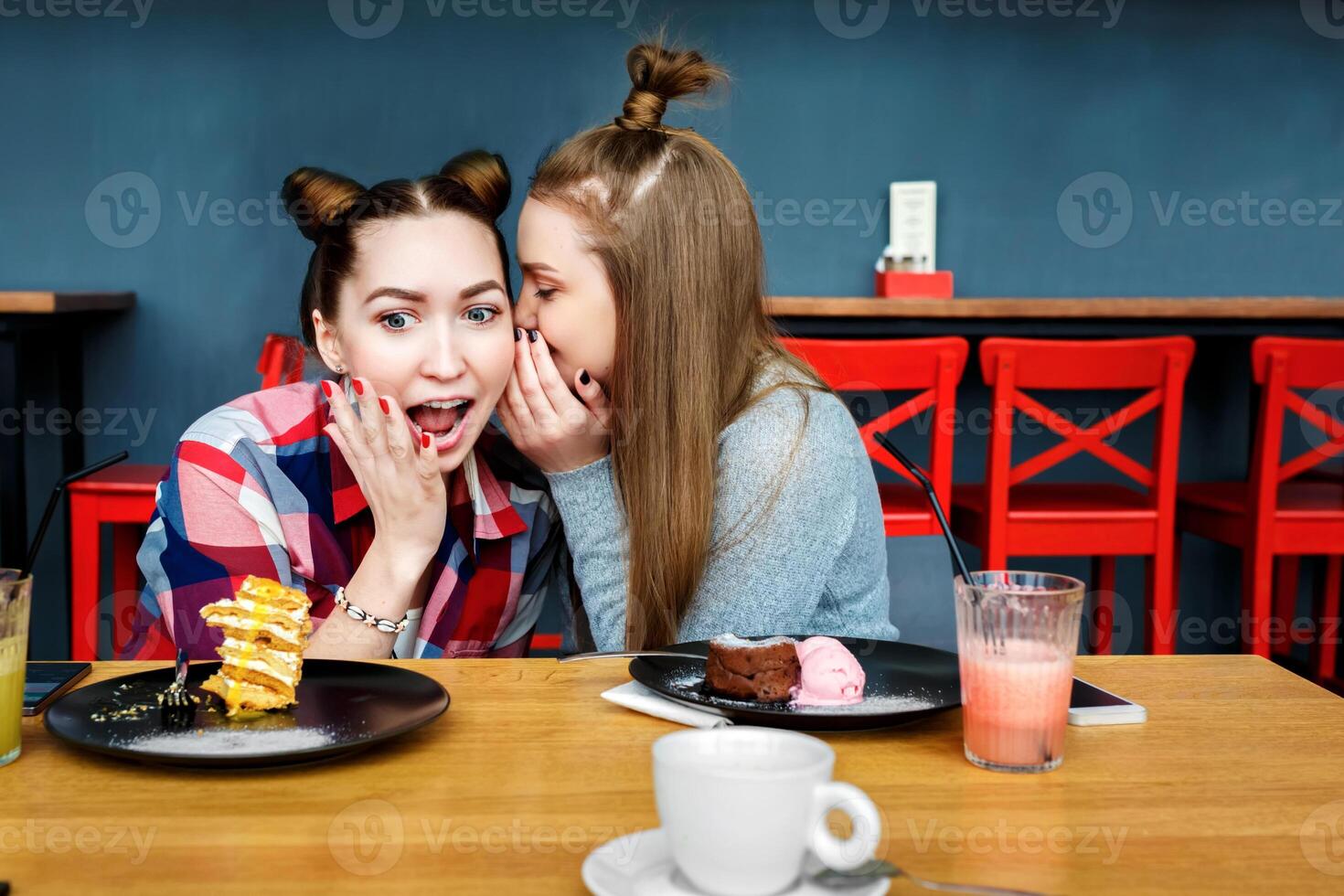 Lycklig flicka vänner ha kopp av kaffe i modern stad restaurang foto