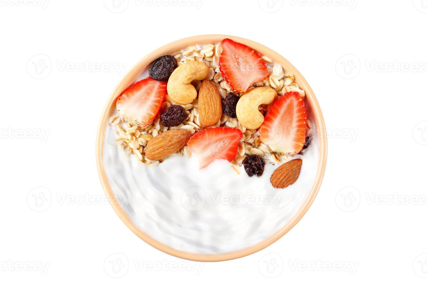 naturlig yoghurt med hemlagad granola, jordgubbar och nötter i keramisk skål isolerat på vit bakgrund topp se foto