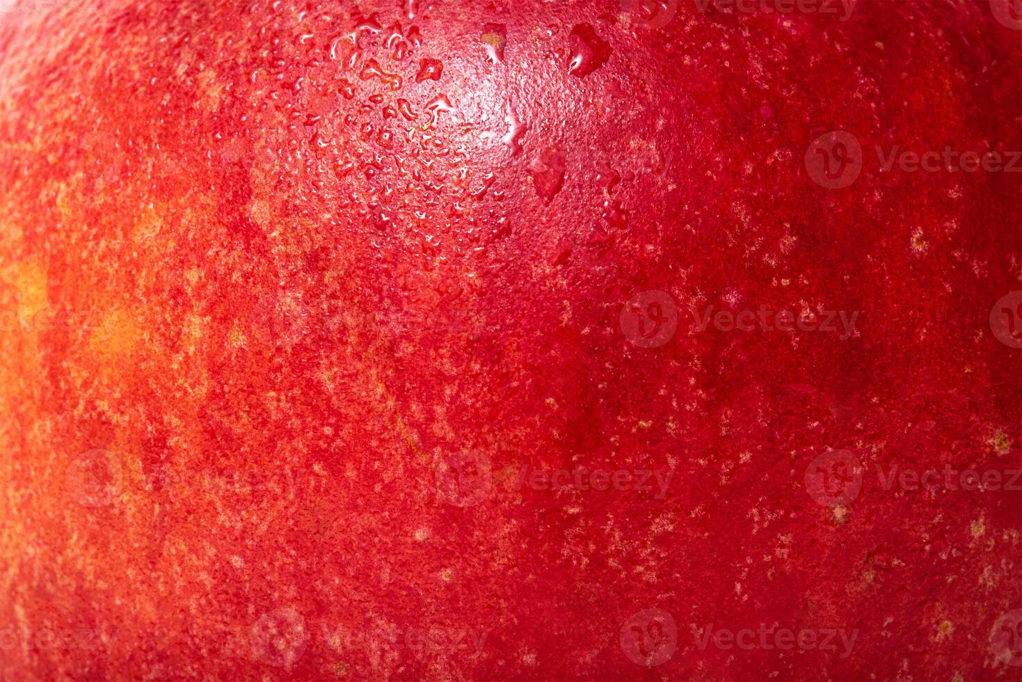 de textur av ett äpple är röd med gul. äpple hud med vatten droppar. foto
