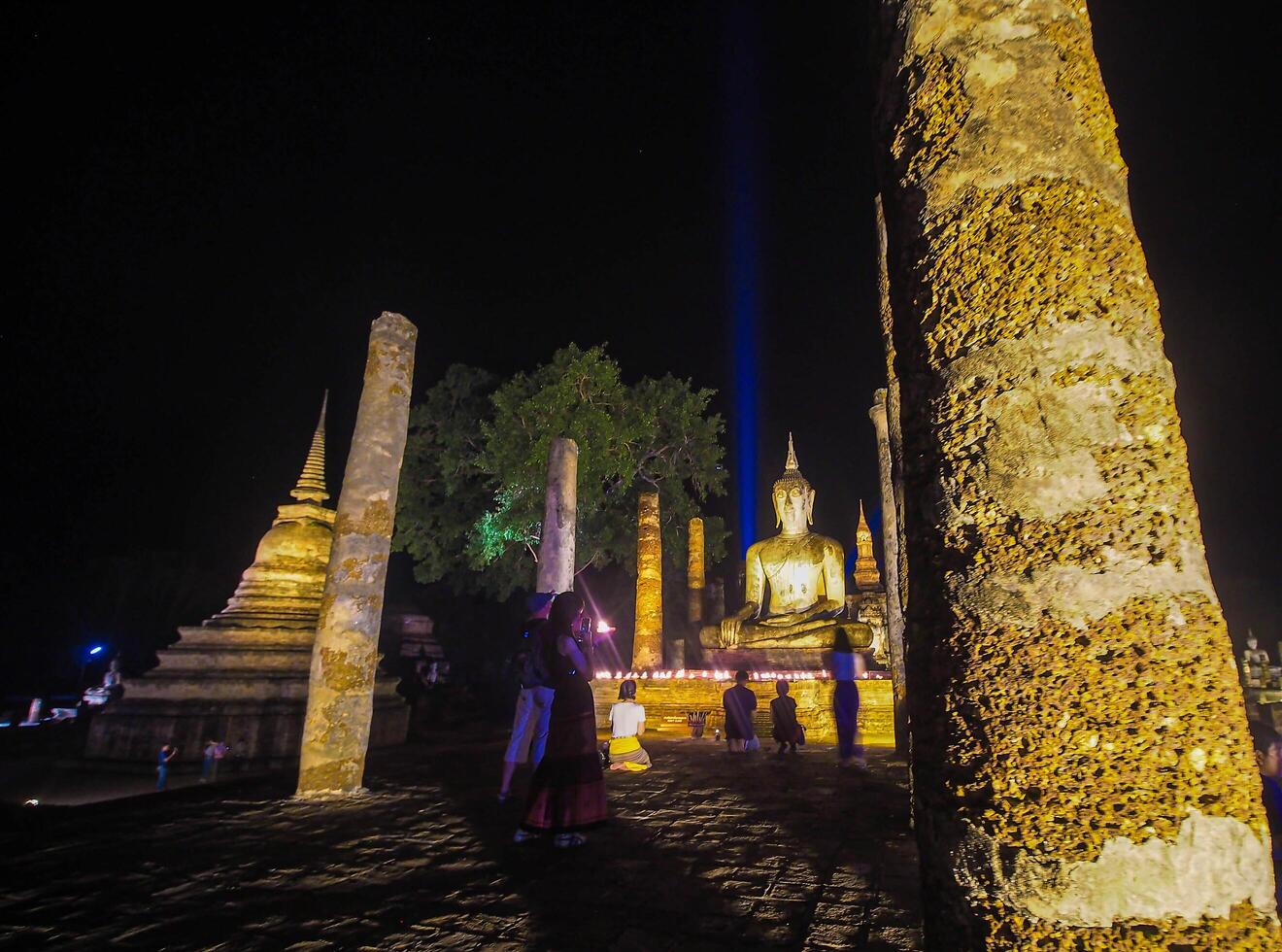 landskap historisk parkera i thailand på natt. de gammal tempel den där presenterar människor är belägen i thailands historisk stad. värld arv. foto