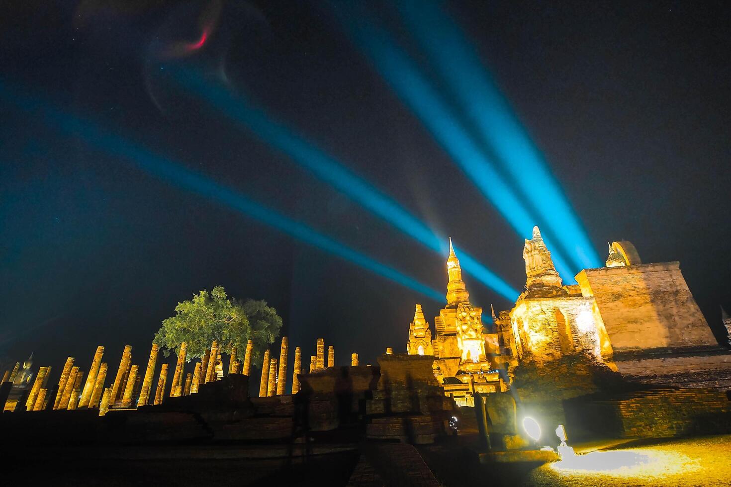 landskap historisk parkera i thailand på natt. de gammal tempel den där presenterar människor är belägen i thailands historisk stad. värld arv. foto