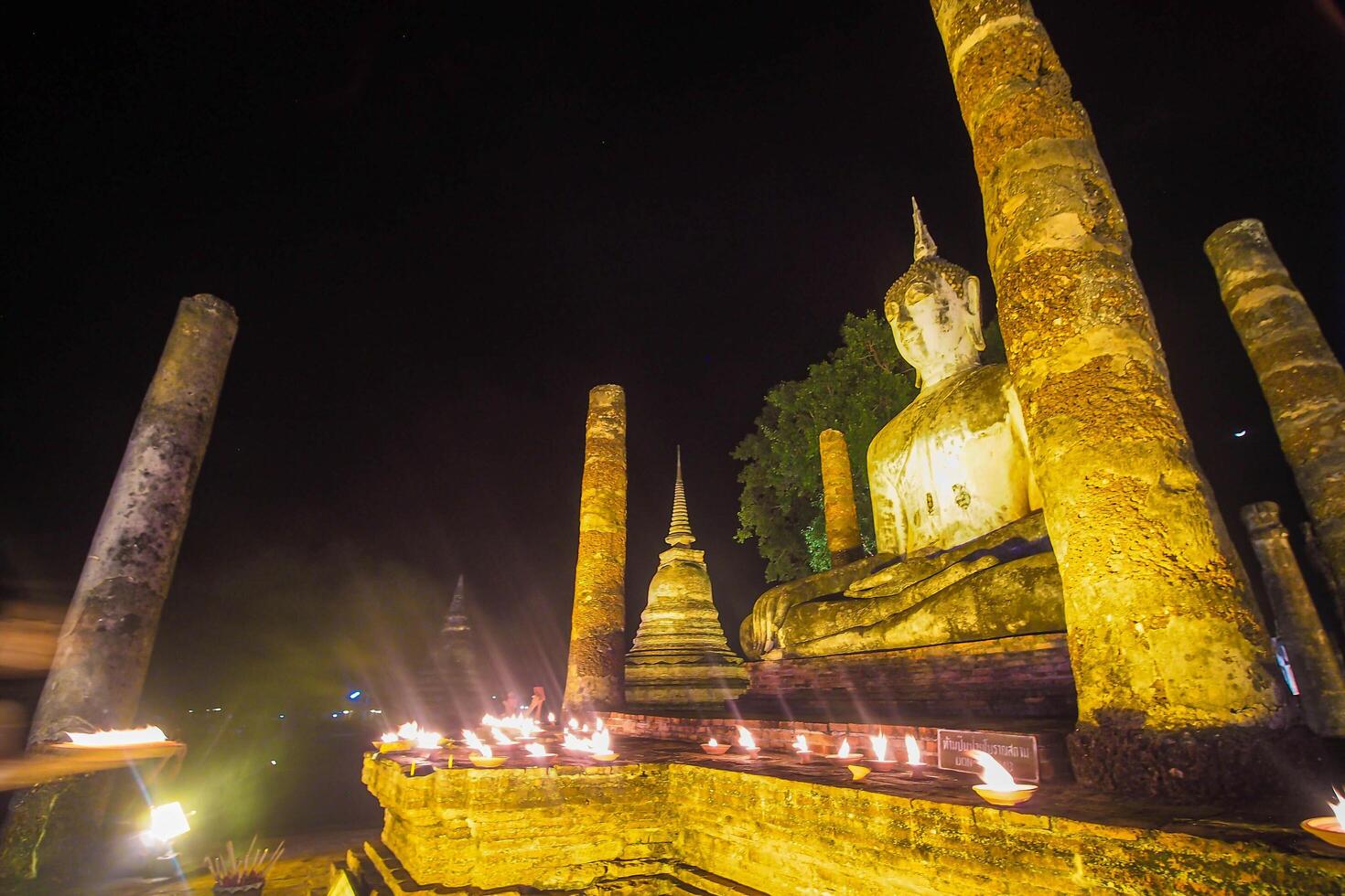 landskap historisk parkera i thailand på natt. de gammal tempel den där presenterar människor är belägen i thailands historisk stad. värld arv. foto