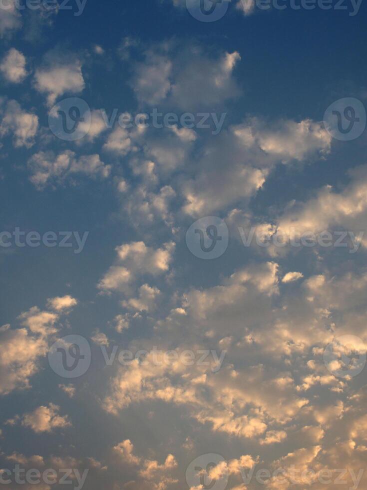 underbar himmel och blå moln Plats med ljuv ljus foto