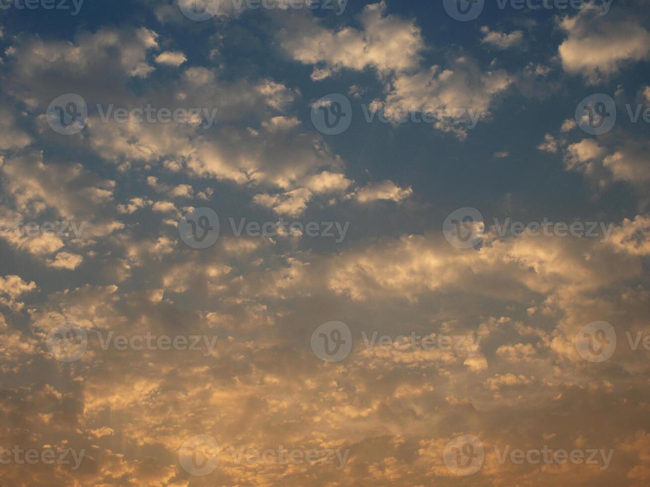 underbar himmel och blå moln Plats med ljuv ljus foto