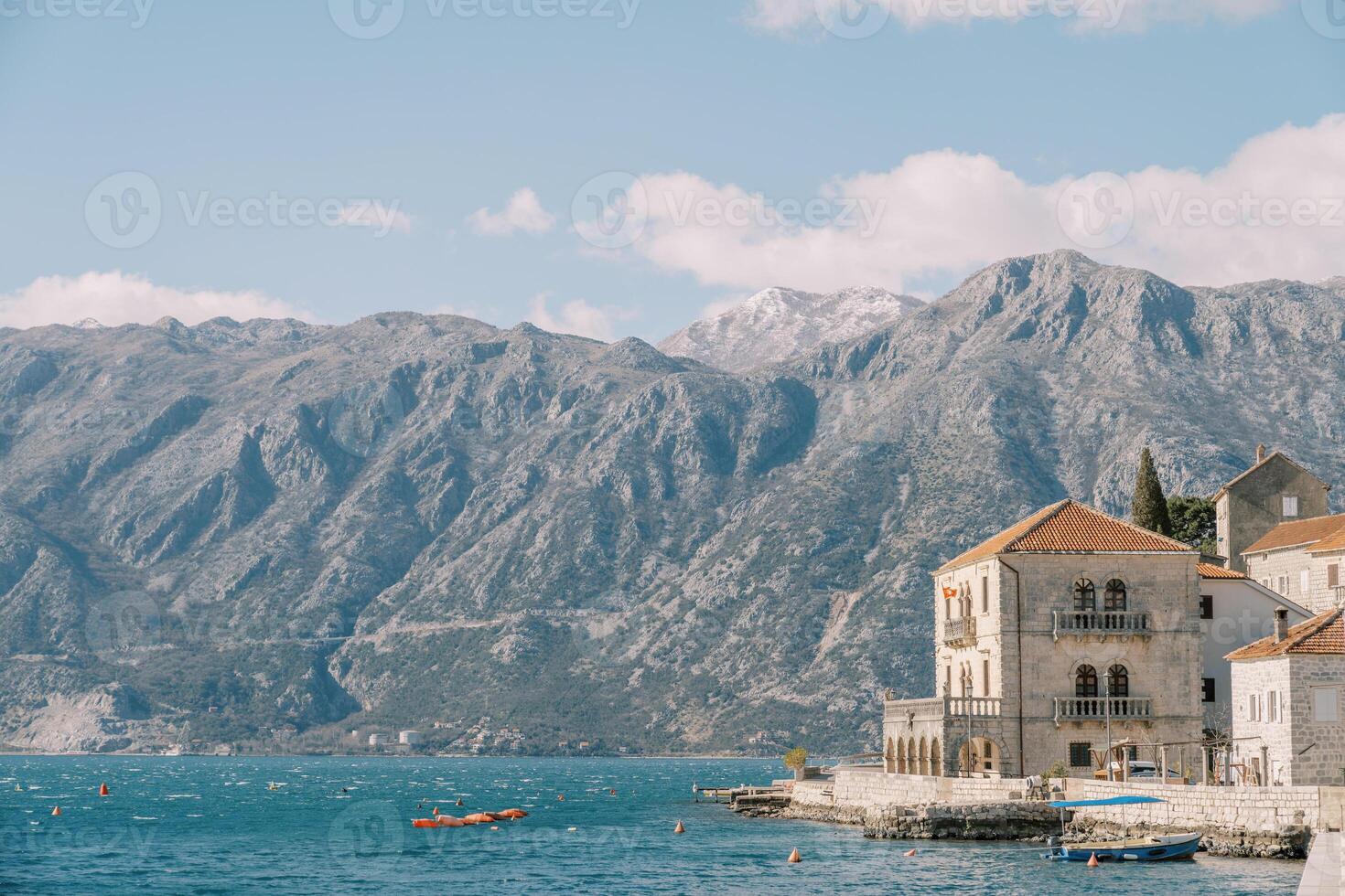 utflykt båt är förtöjd till de kust med gammal sten hus. perast, monte foto