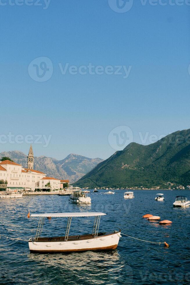 små utflykt båtar är förtöjd i de hav av de kust av perast. monte foto