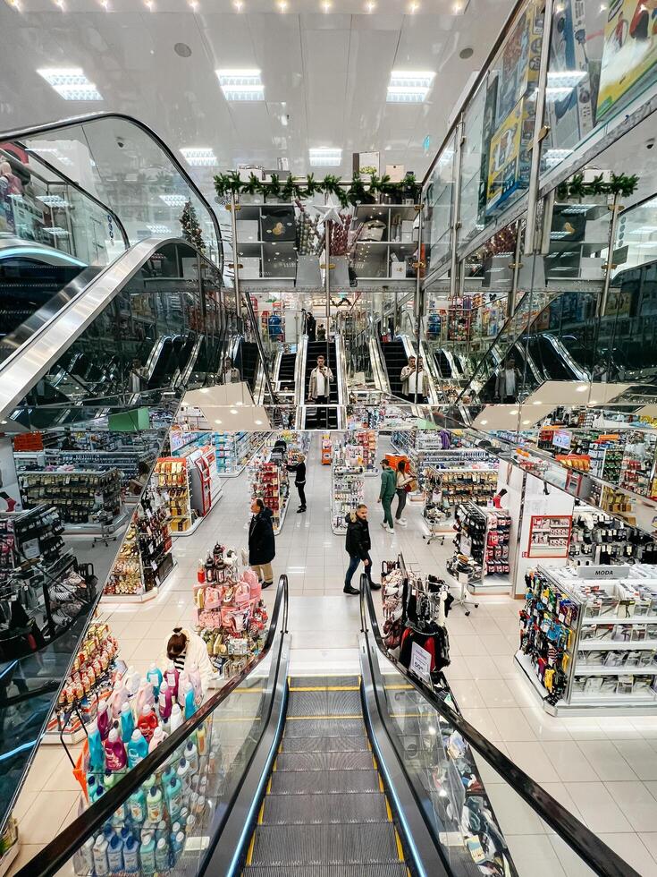 dubrovnik, kroatien - 25 december 2022. se från de rulltrappa i de köpcenter till de rader av färgrik varor i de Lagra foto