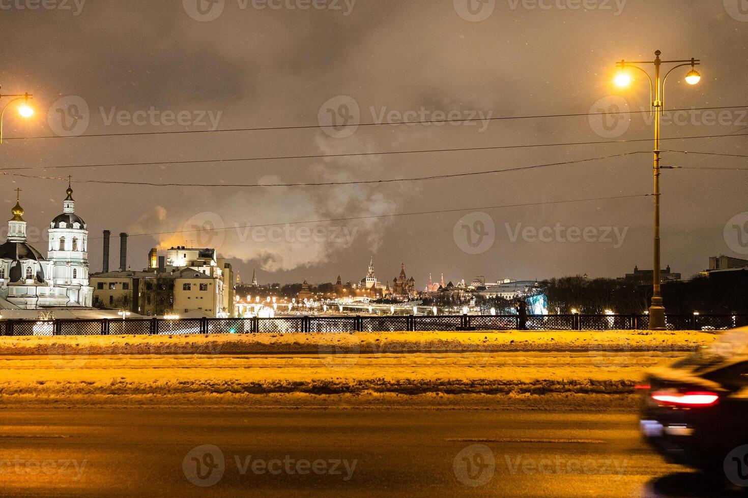 kreml från bolshoy ustinsky bro i moskva foto