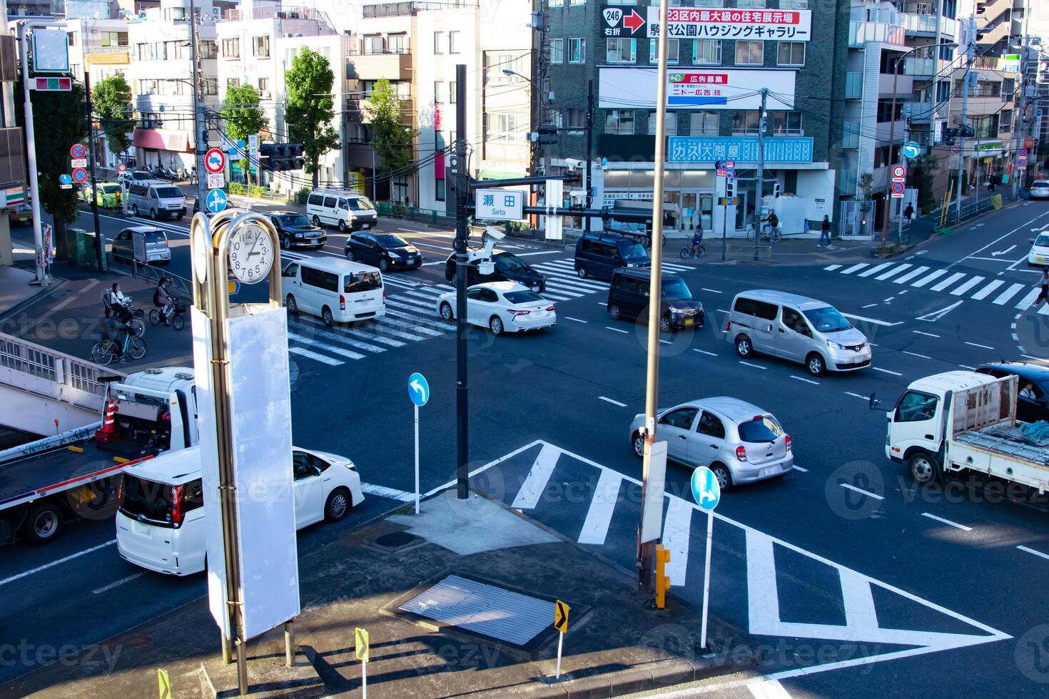 en trafik sylt på de stadens centrum gata i tokyo foto