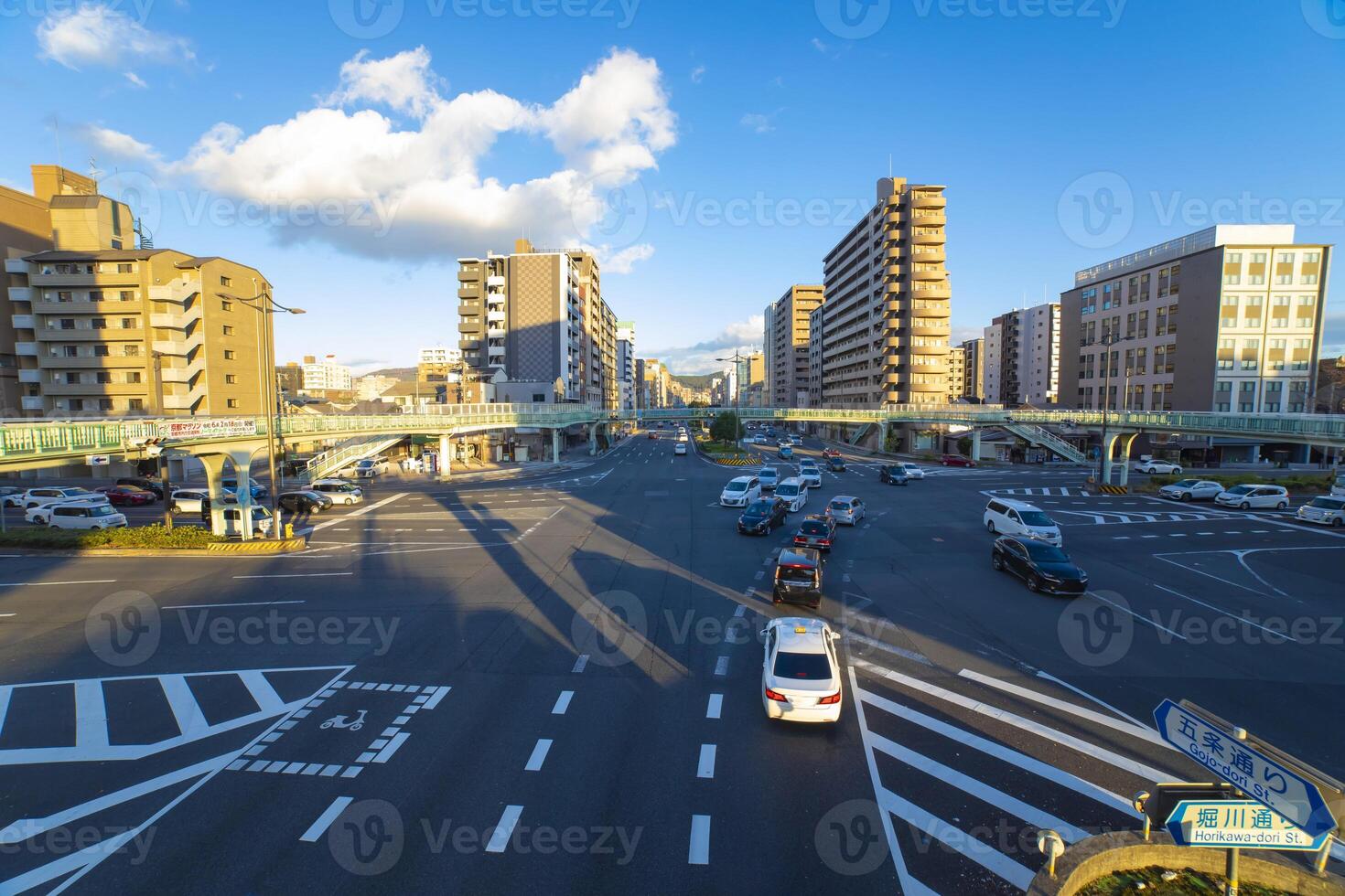 en trafik sylt på de stor korsning i kyoto bred skott foto