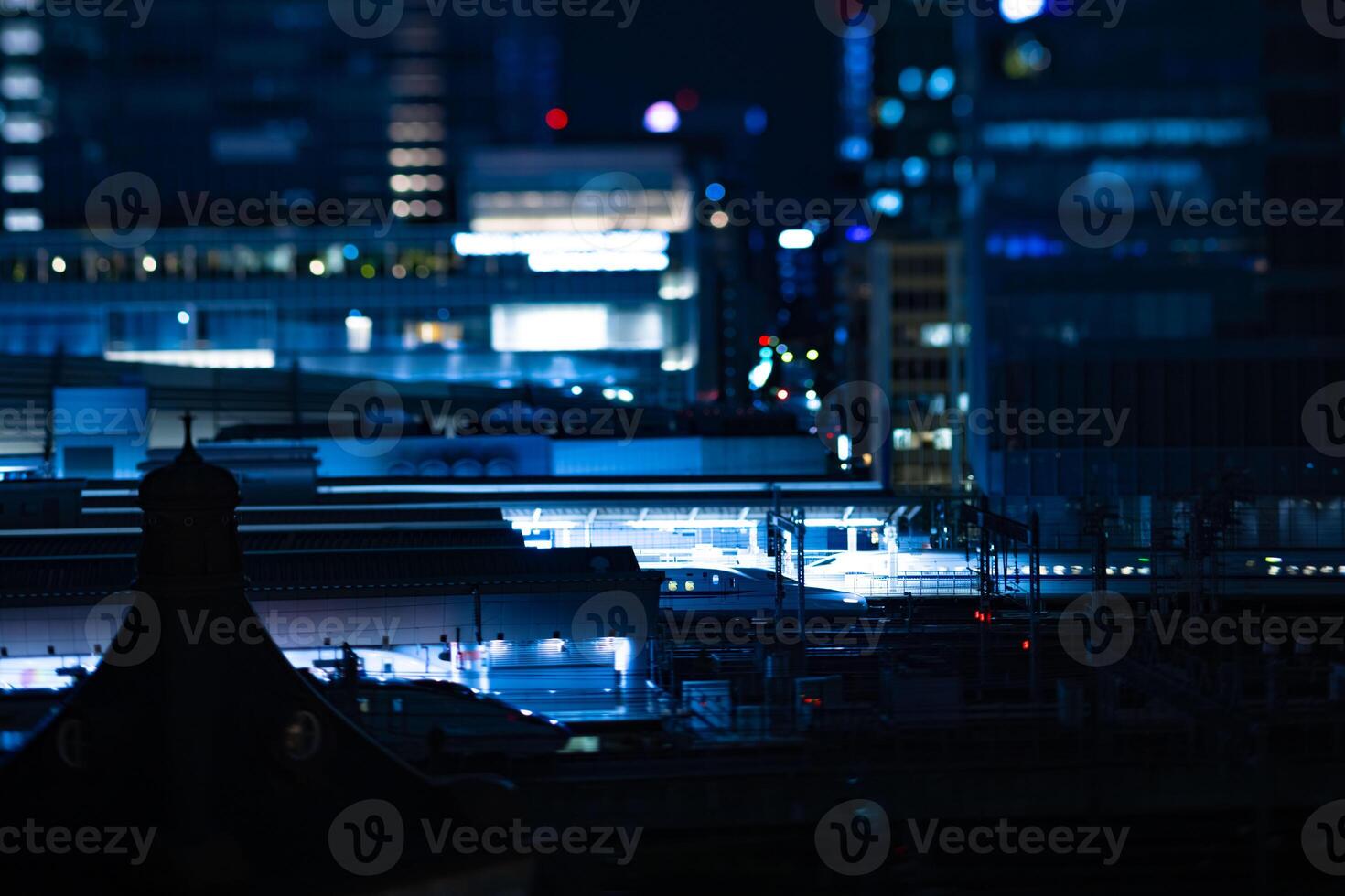 en natt miniatyr- stadsbild i främre av tokyo station tiltshift foto