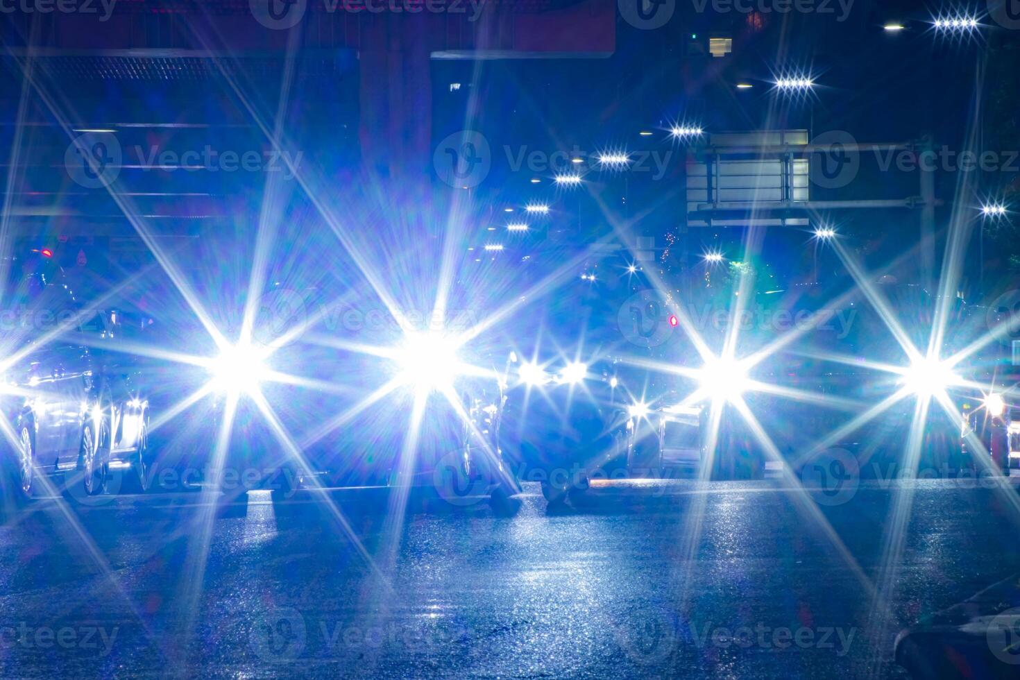 en natt neon gata i roppongi lång skott foto