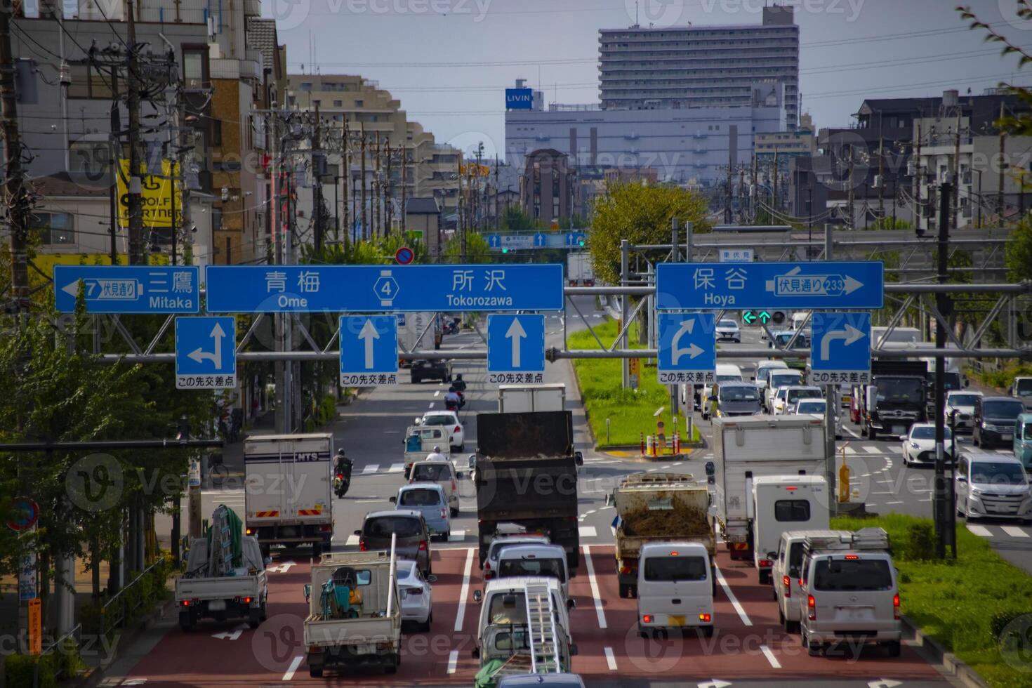 en trafik sylt på de urban gata i tokyo lång skott foto