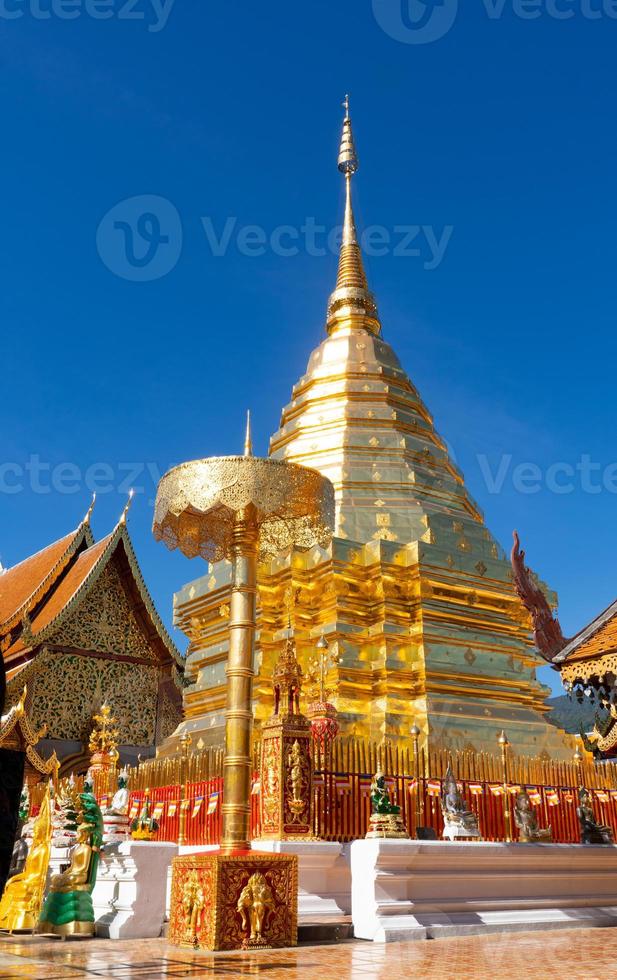 wat phra that doi suthep, chiangmai, thailand med blå himmel foto