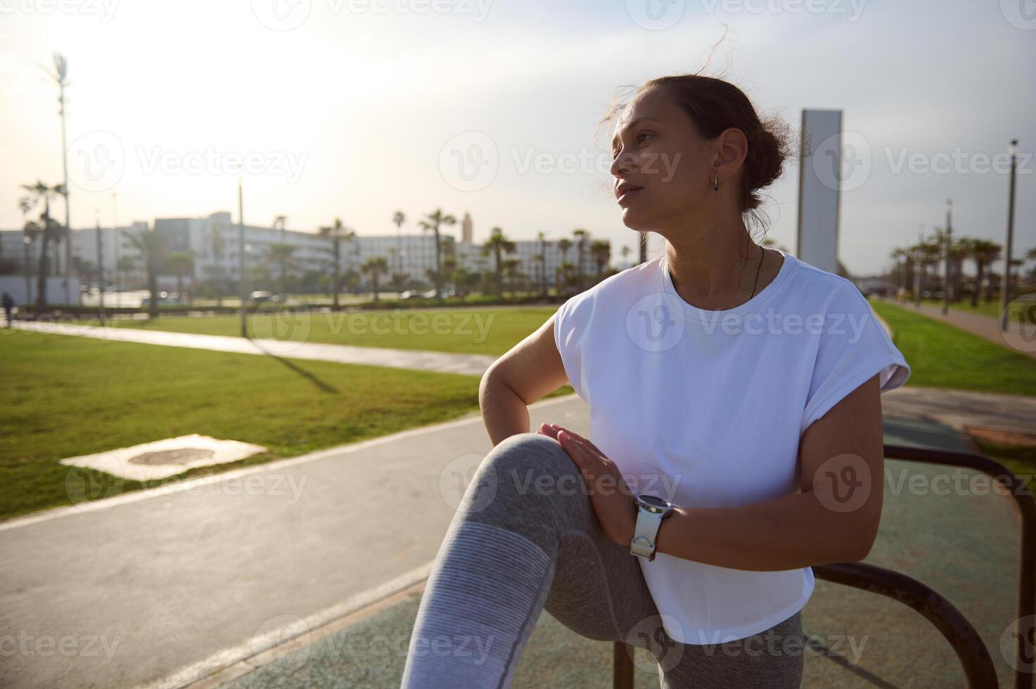 aktiva atletisk ung kvinna utövar utomhus på horisontell bar, håller på med fysisk övningar, styrka Träning foto