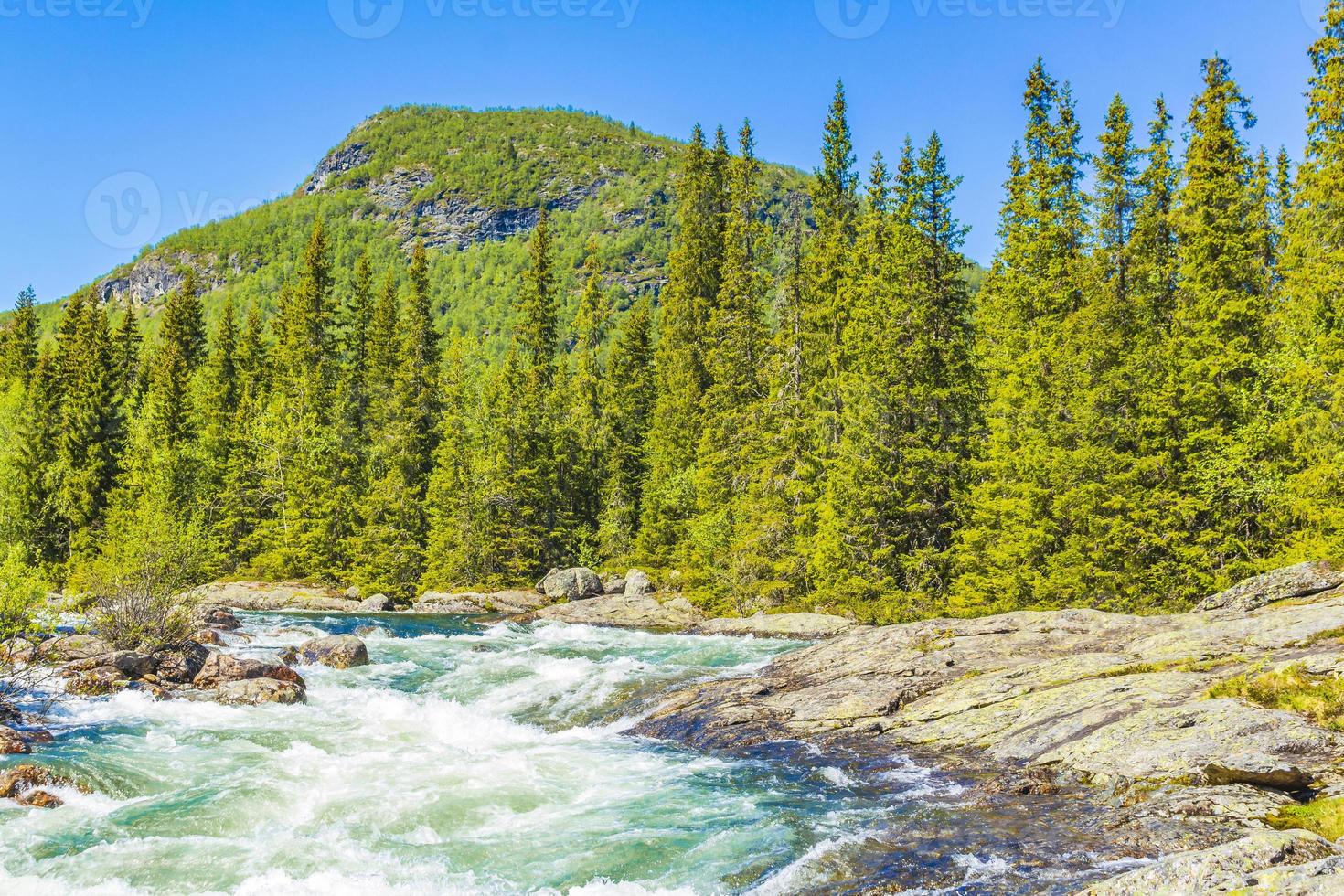 snabbt rinnande flodvatten av vackert vattenfall rjukandefossen hemsedal norge. foto