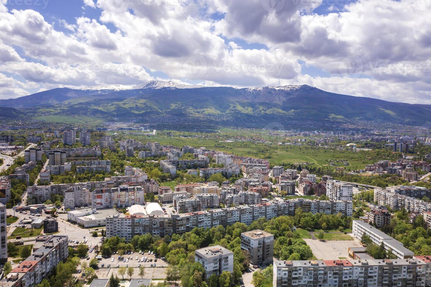 antenn se från en Drönare av en stad Nästa till de fjäll, sofia , bulgarien foto