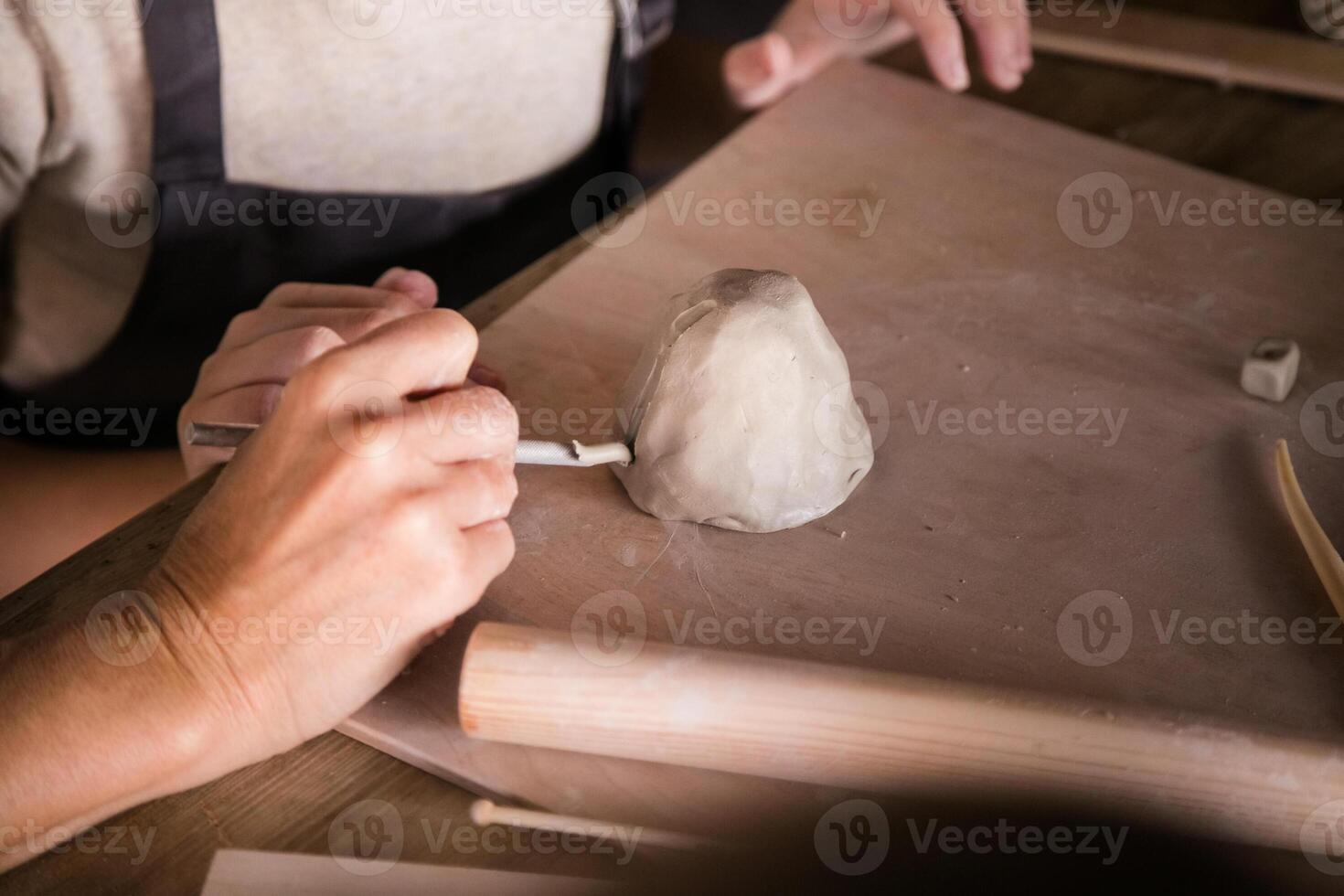 handgjort keramik barns händer närbild i lera modellering foto