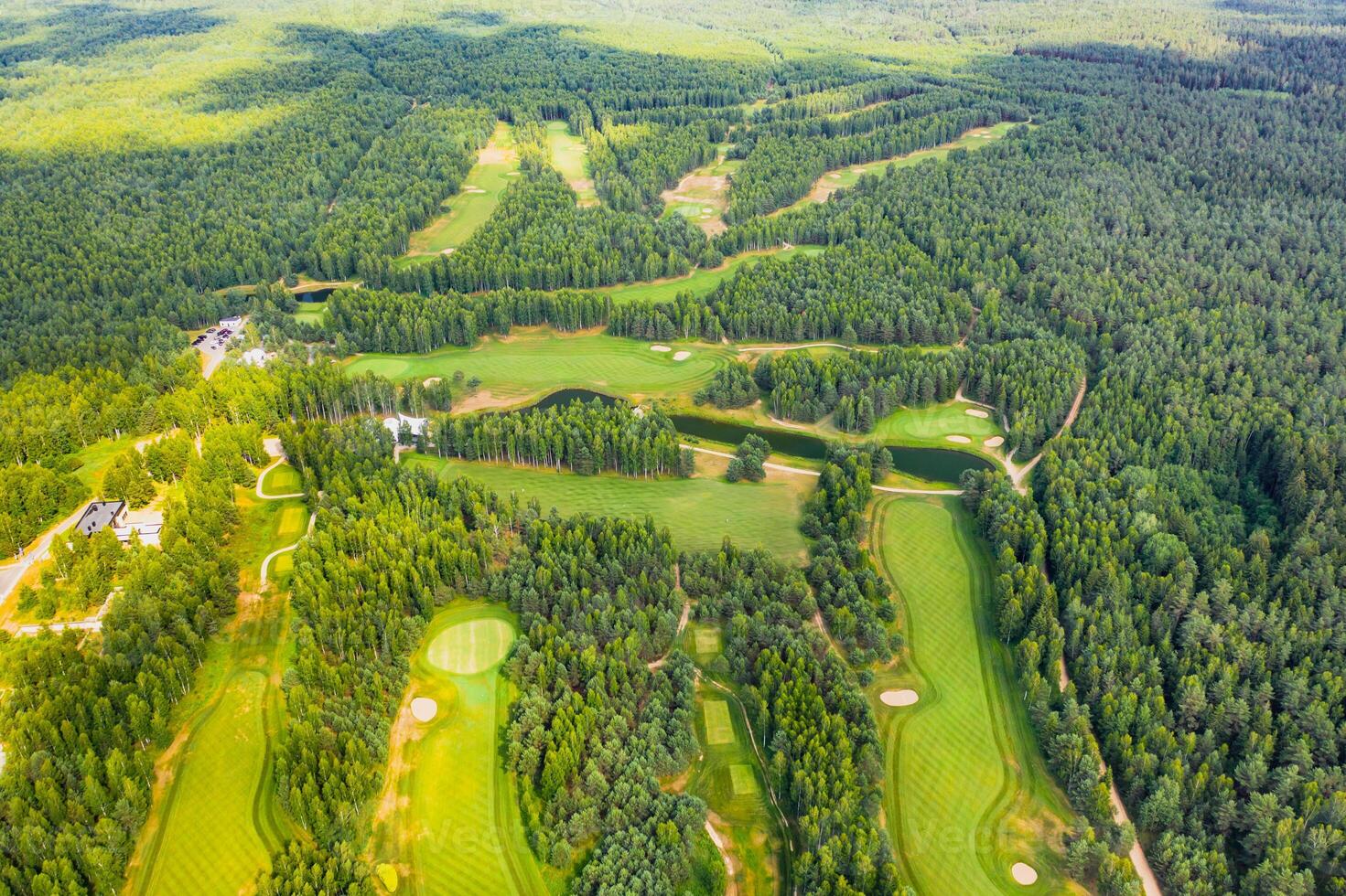topp se av de golf kurs belägen i en trädbevuxen område foto