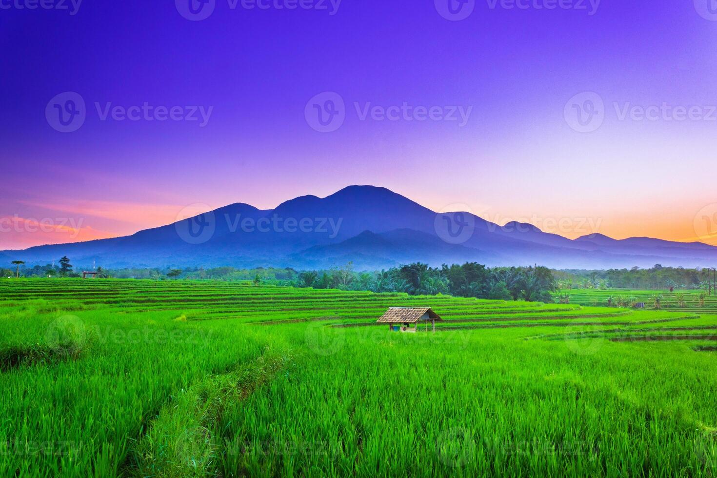 skön morgon- se från indonesien av bergen och tropisk skog foto