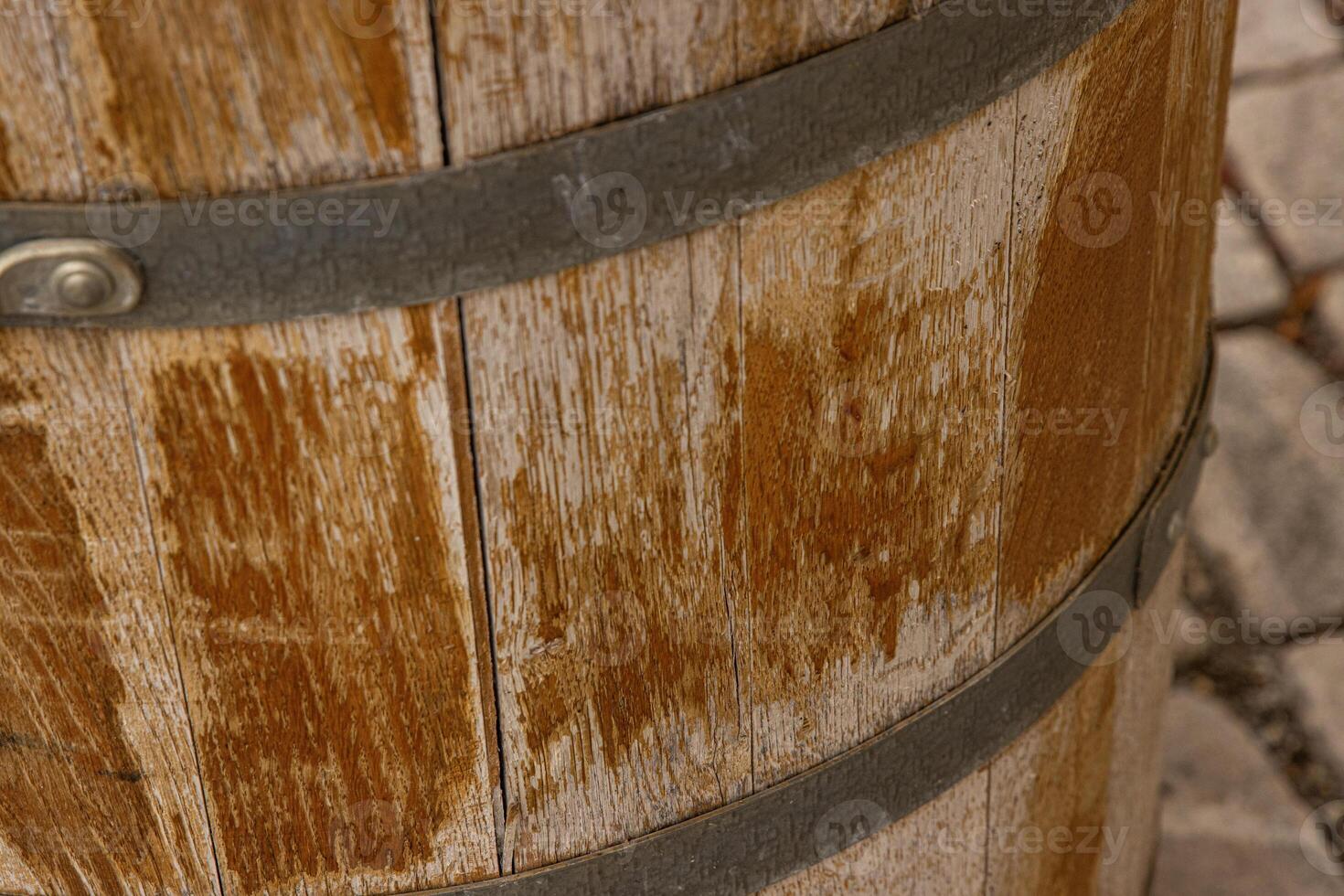 närbild av de textur av ett gammal antik vin tunna. trä- tunna med metall rostig remmar mall bakgrund foto