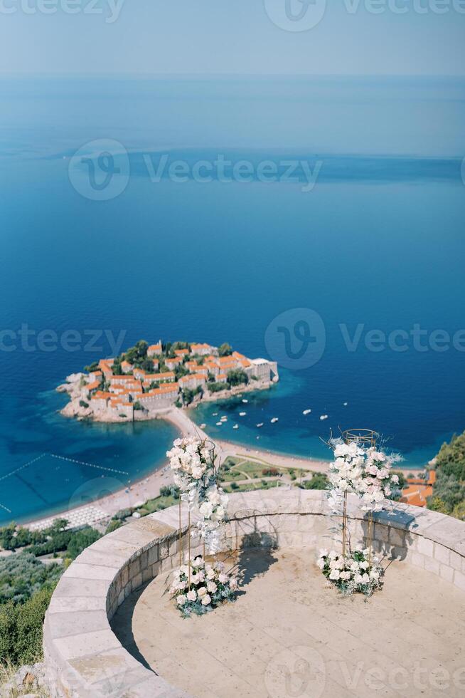 bröllop halvbåge på de observation däck utsikt de ö av sveti stefan. monte foto