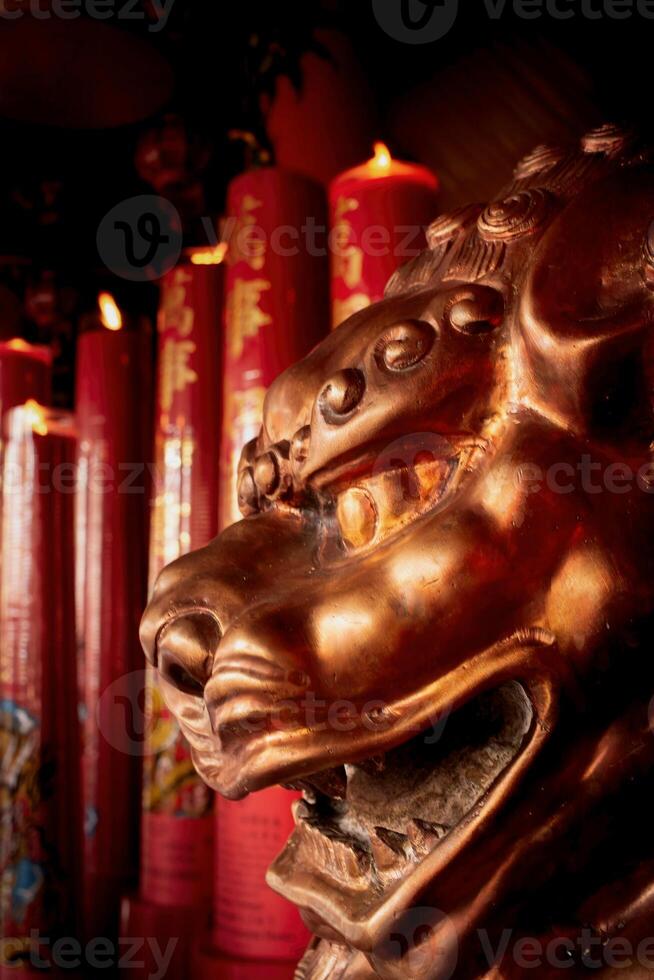 gyllene lejon staty i kinesisk tempel foto