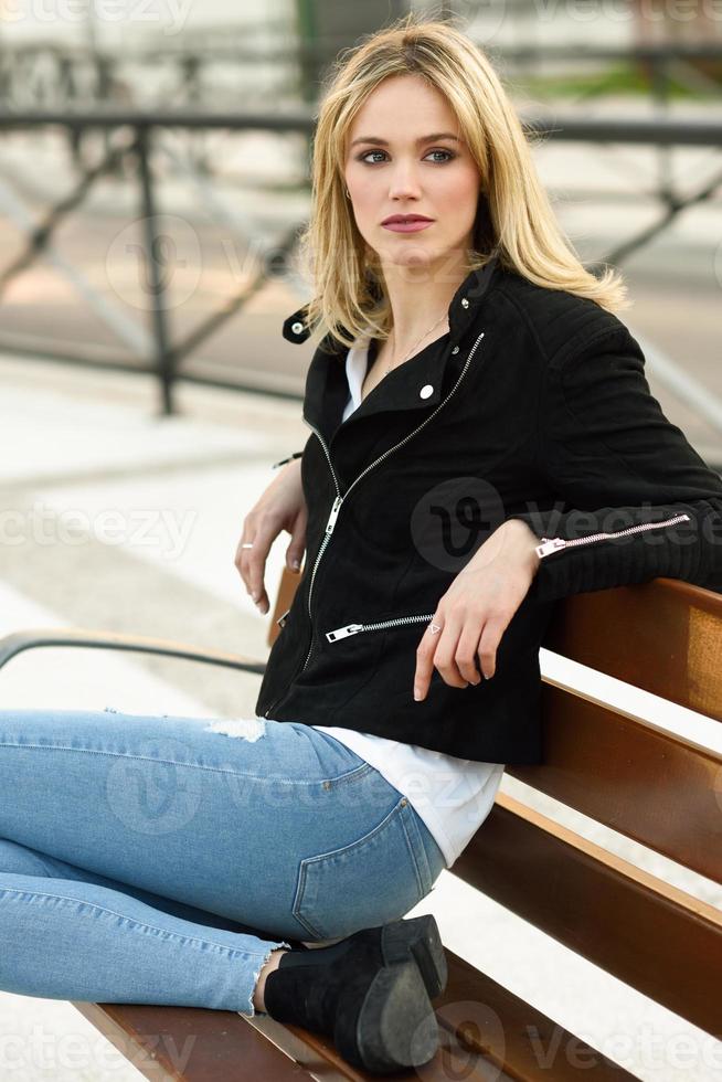 vacker ung blond kvinna i urban bakgrund foto