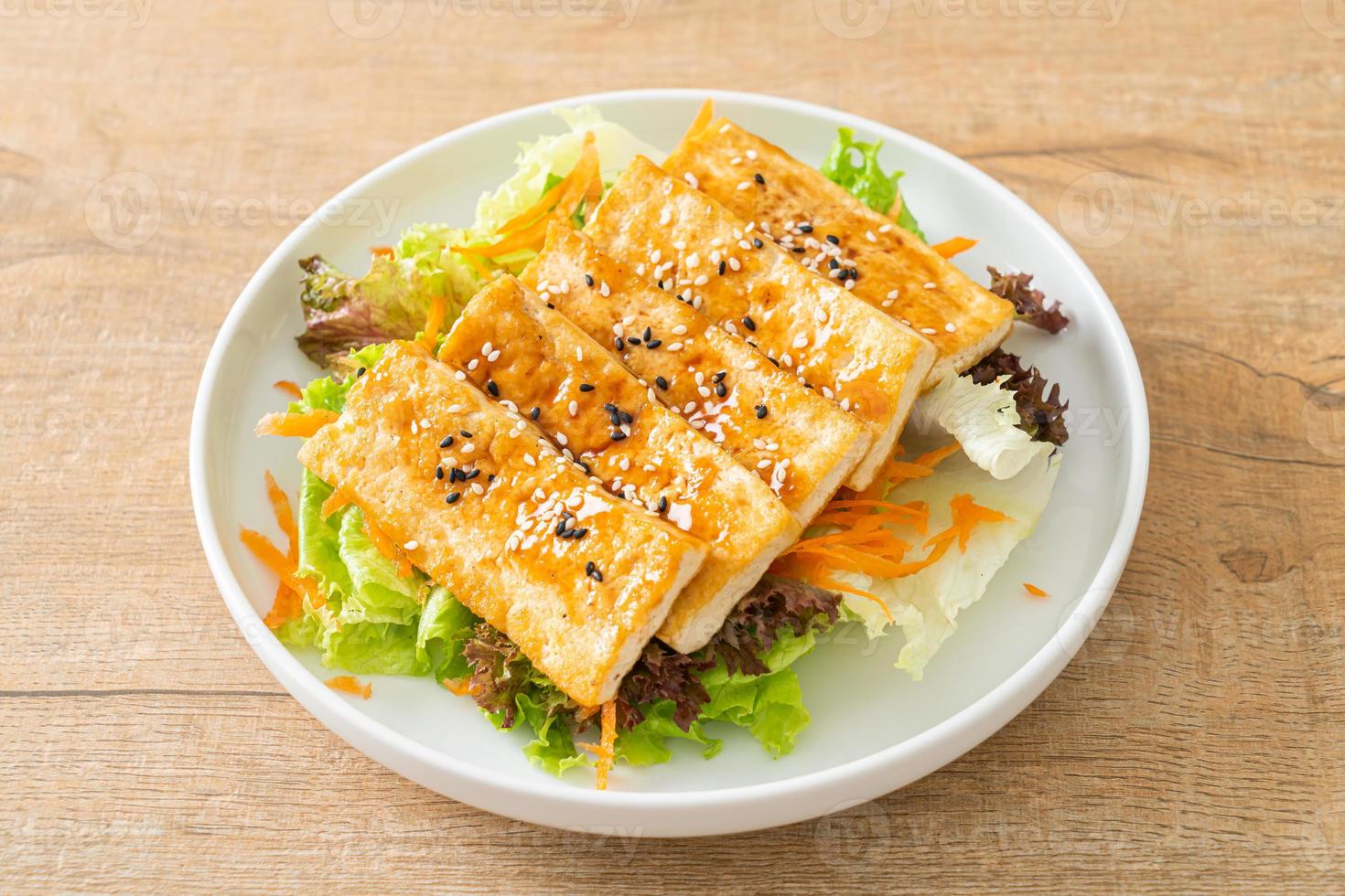 teriyaki tofu sallad med sesam foto