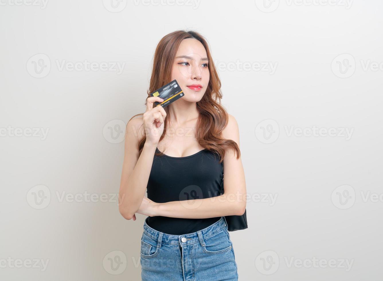 porträtt vacker asiatisk kvinna med kreditkort foto