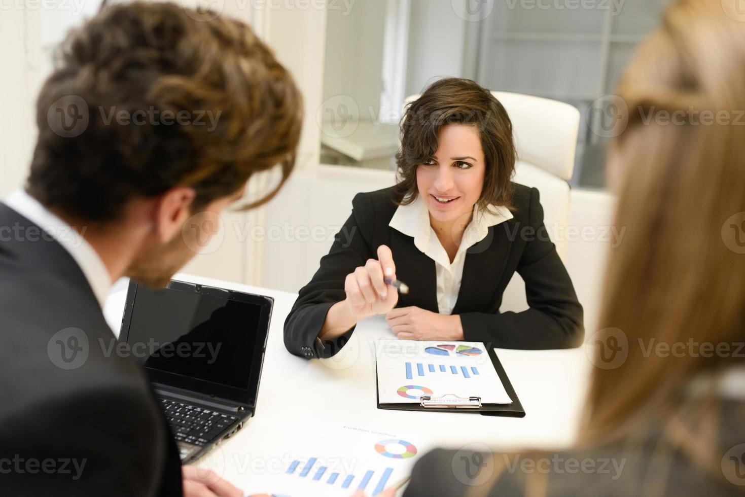 affärspartners som diskuterar dokument och idéer vid mötet foto