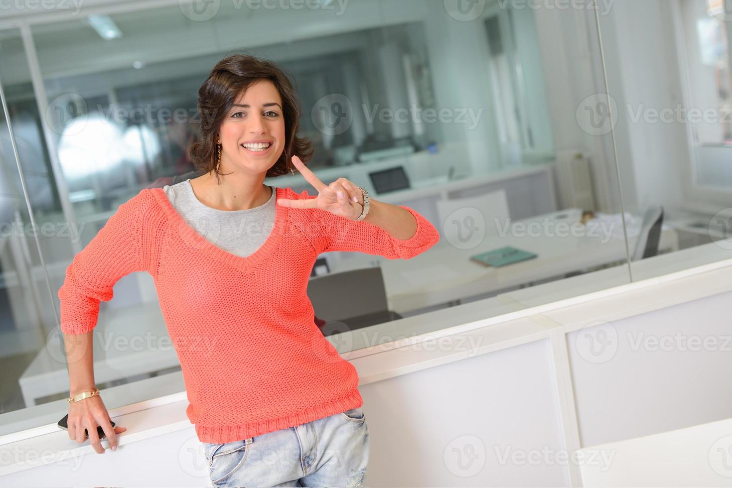 flicka gör av tecken på ett kontor foto