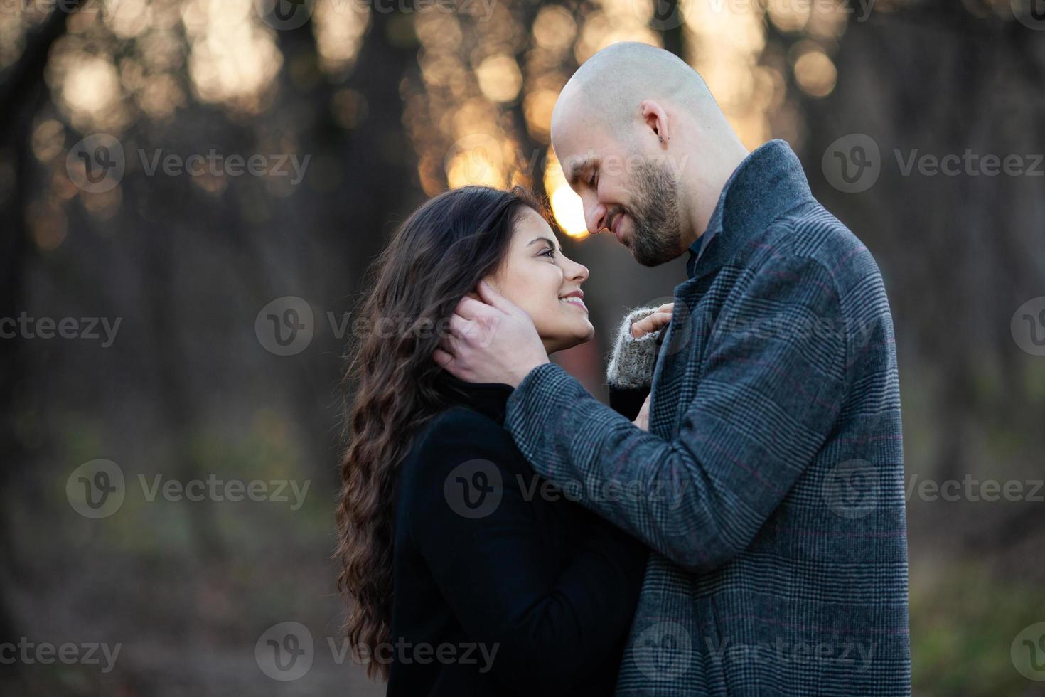 ung man och kvinna som står och kramar foto