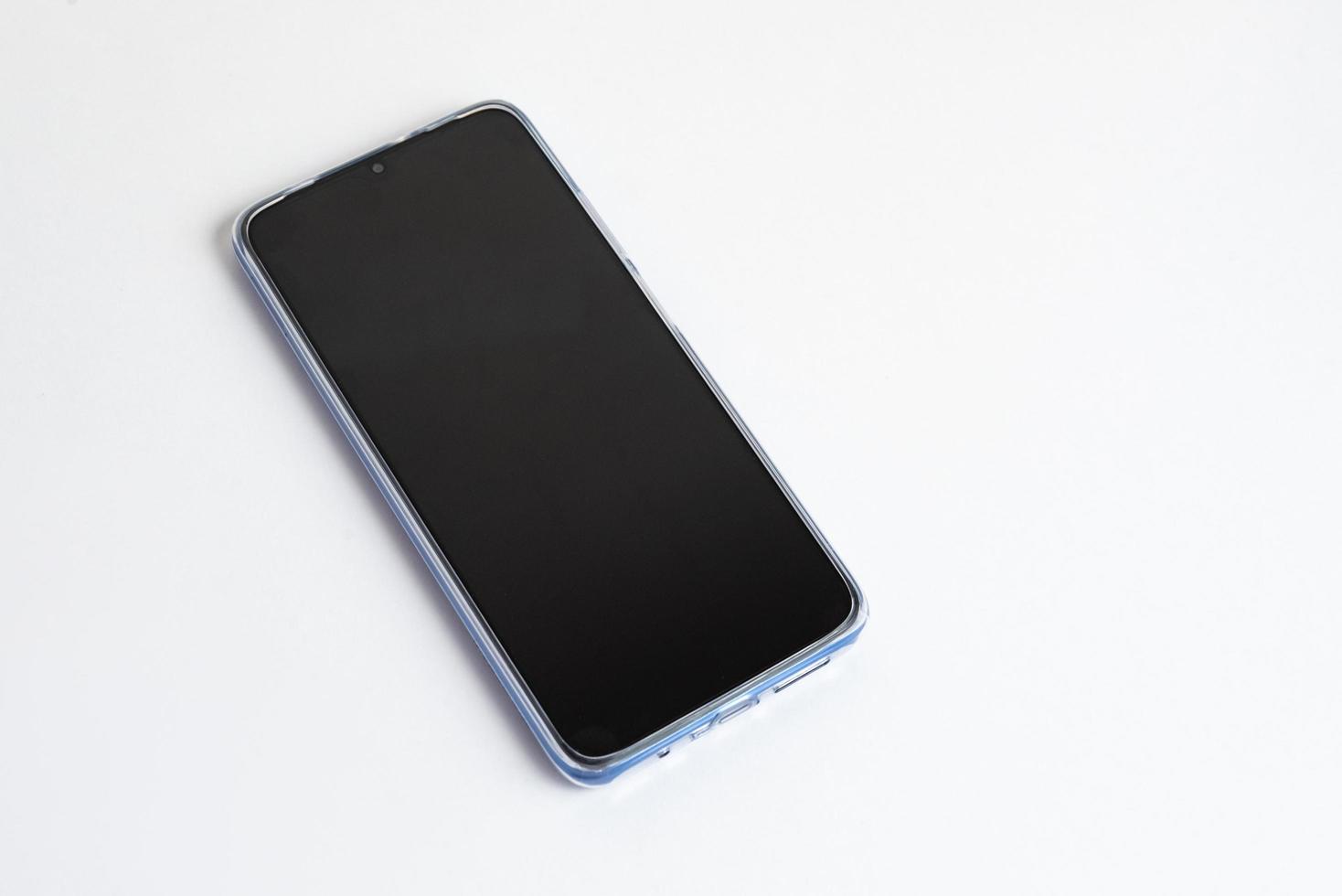 ny mobiltelefon över vit bakgrund foto