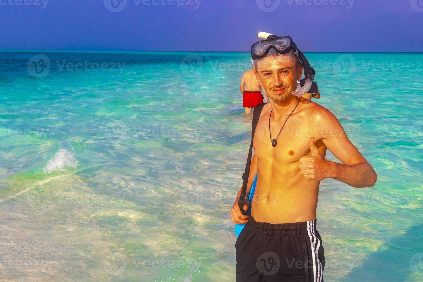 man med snorkling Utrustning fenor och snorkling mask maldiverna. foto