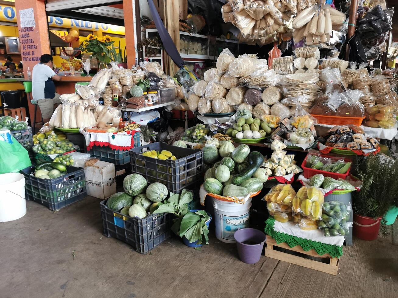 puerto escondido oaxaca mexico 2023 färsk grönsaker frukt och sallad grönt örter på de marknadsföra. foto