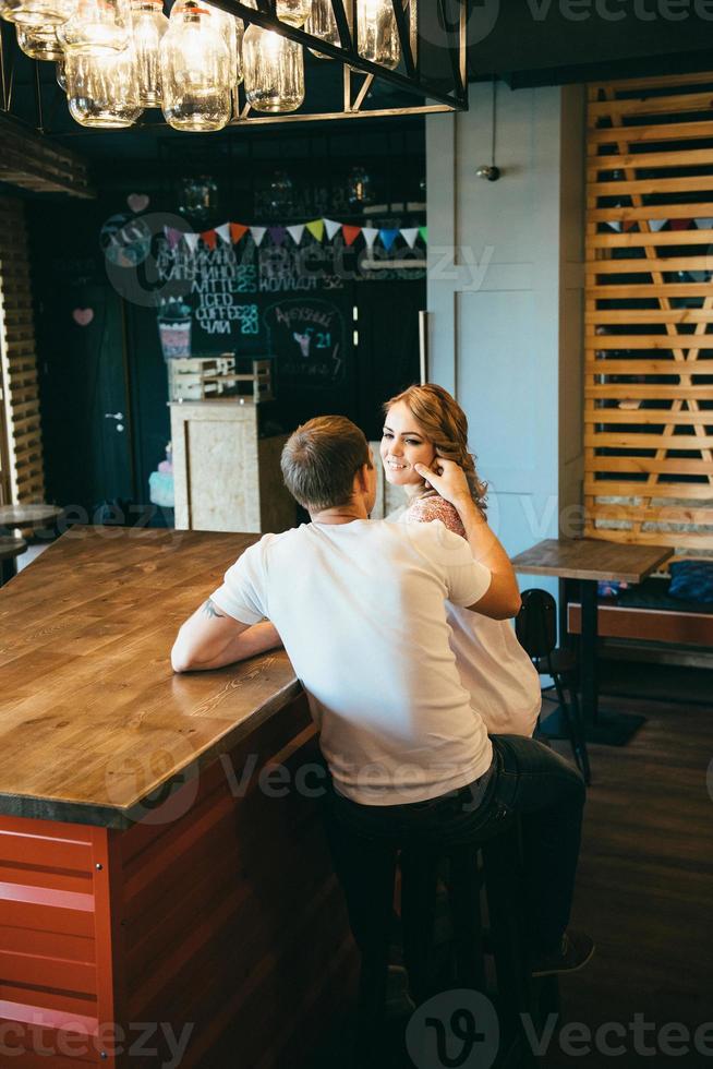 kille och en tjej träffas på ett café i staden foto
