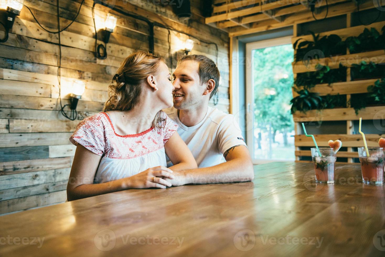kille och en tjej träffas på ett café i staden foto