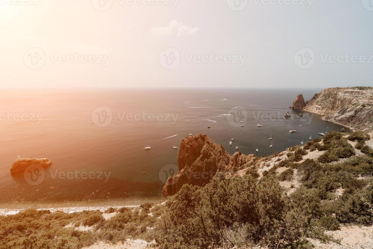 hav lagun. panorama- se på lugna azurblå hav och vulkanisk klippig foto