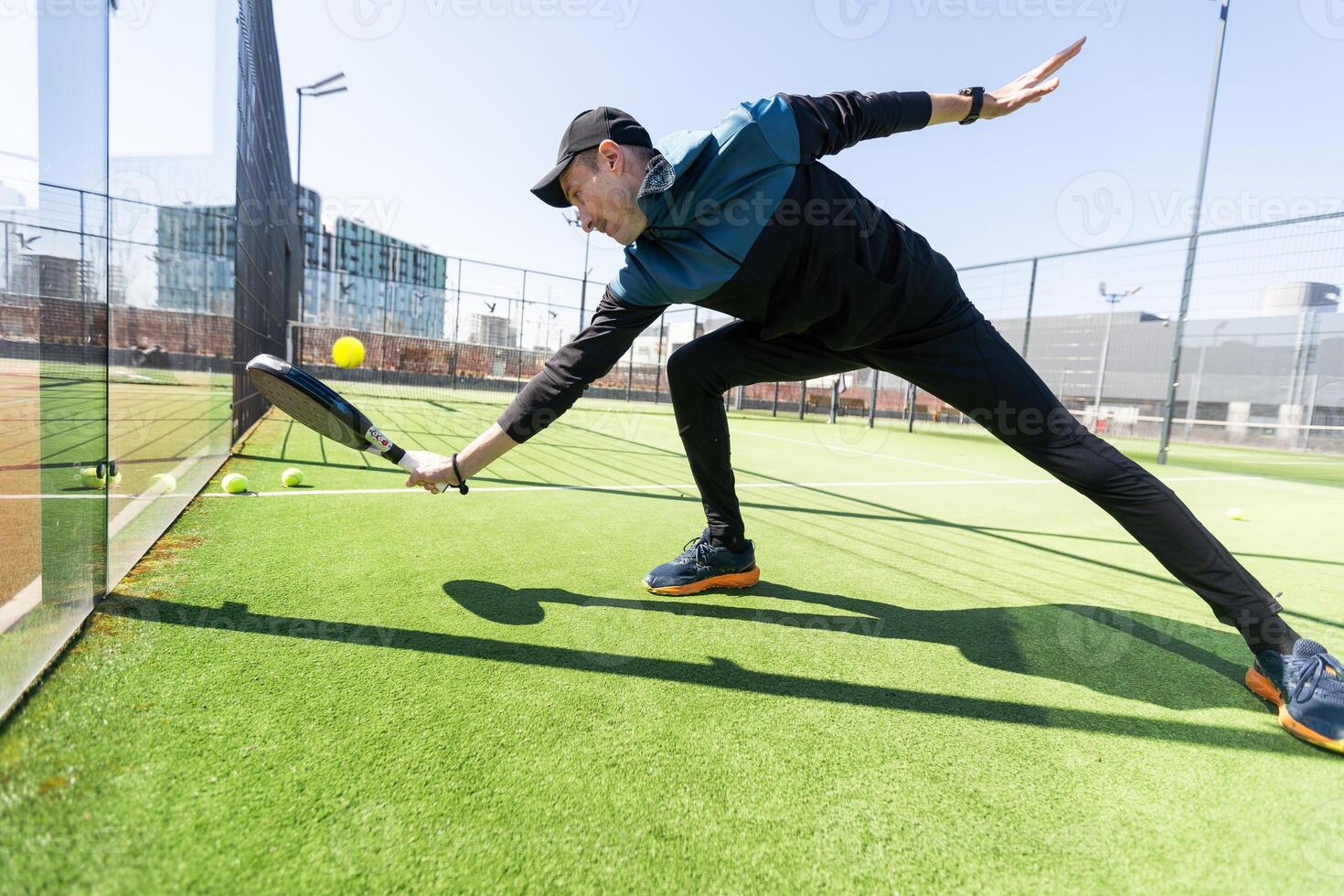 man spelar paddla tennis. Hoppar och skytte de boll. foto