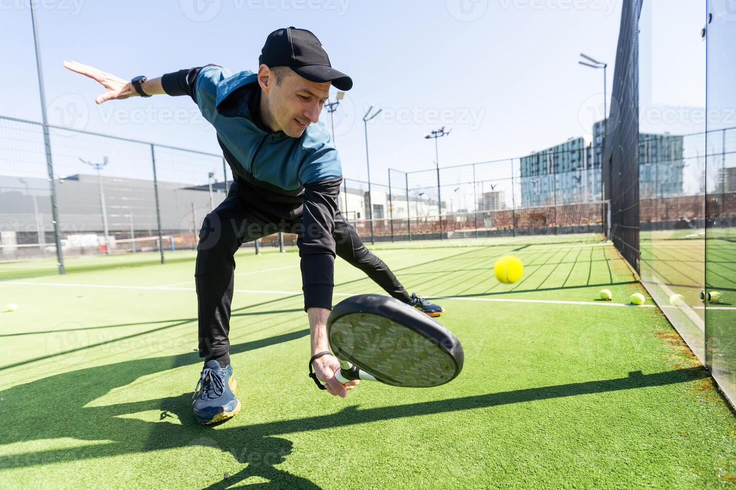 man spelar paddla tennis på inomhus kasta foto