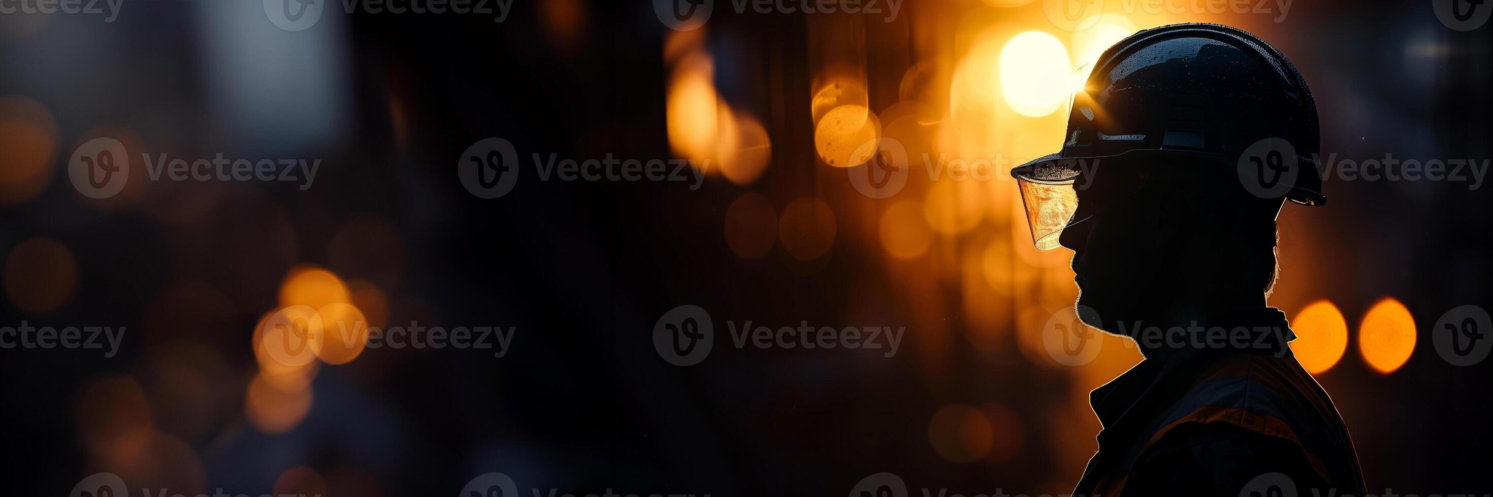 ai genererad silhuett av en brandman i hjälm mot en bakgrund av lysande bokeh lampor, symboliserar nödsituation svar och mod, lämplig för offentlig säkerhet begrepp foto