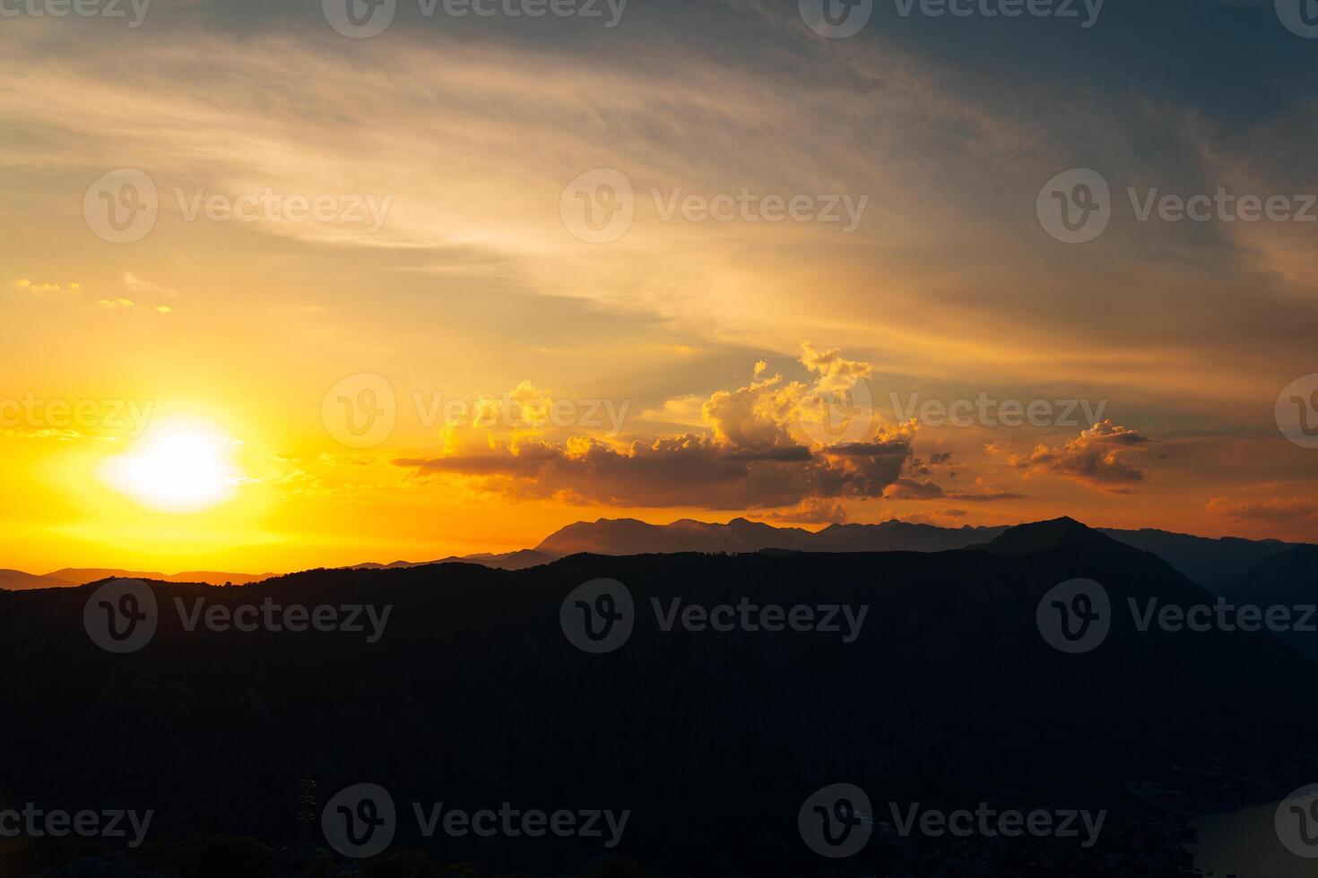 orange solnedgång i de himmel över en berg räckvidd foto