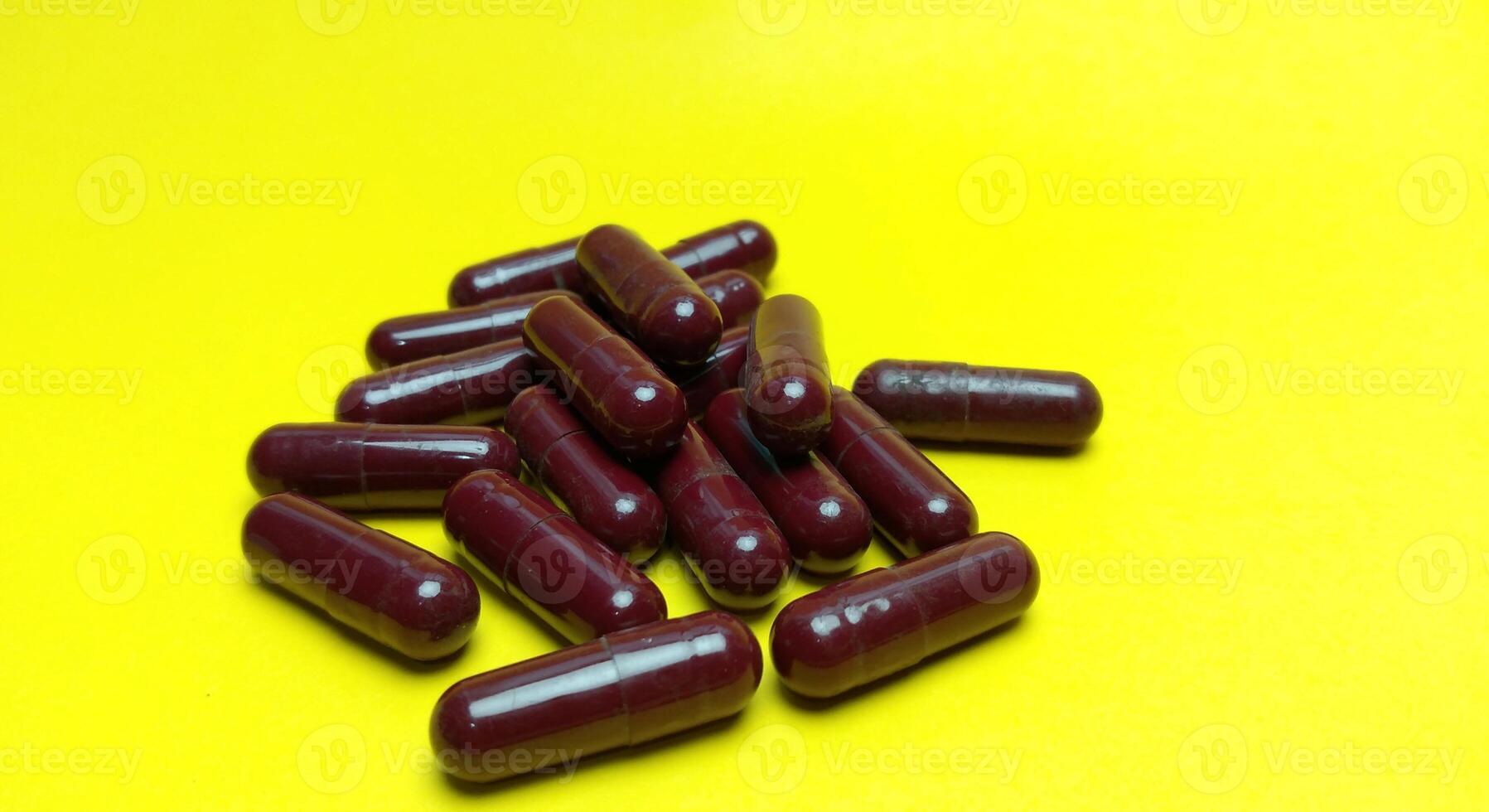 injicerbar piller medicin på en gul bakgrund foto